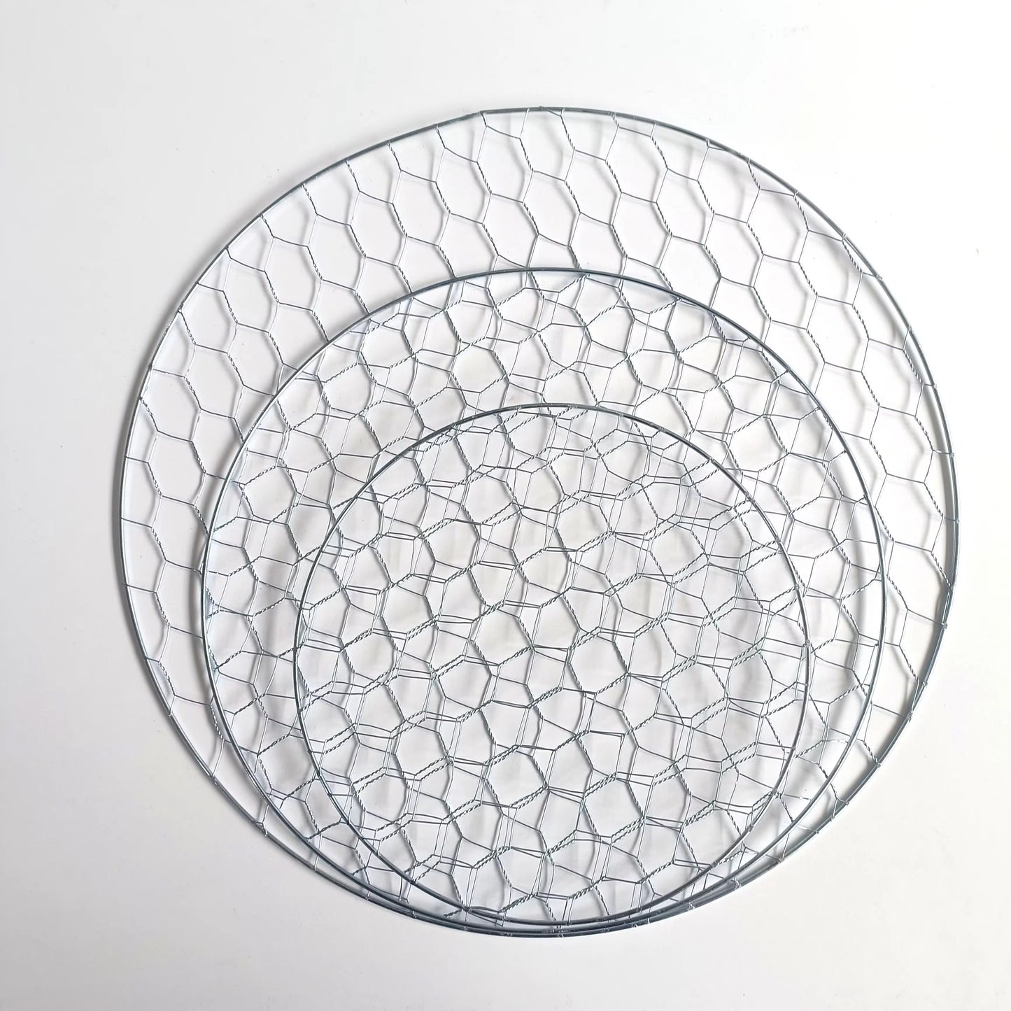 Floral chicken wire mesh for professional flower arrangements and decorations
